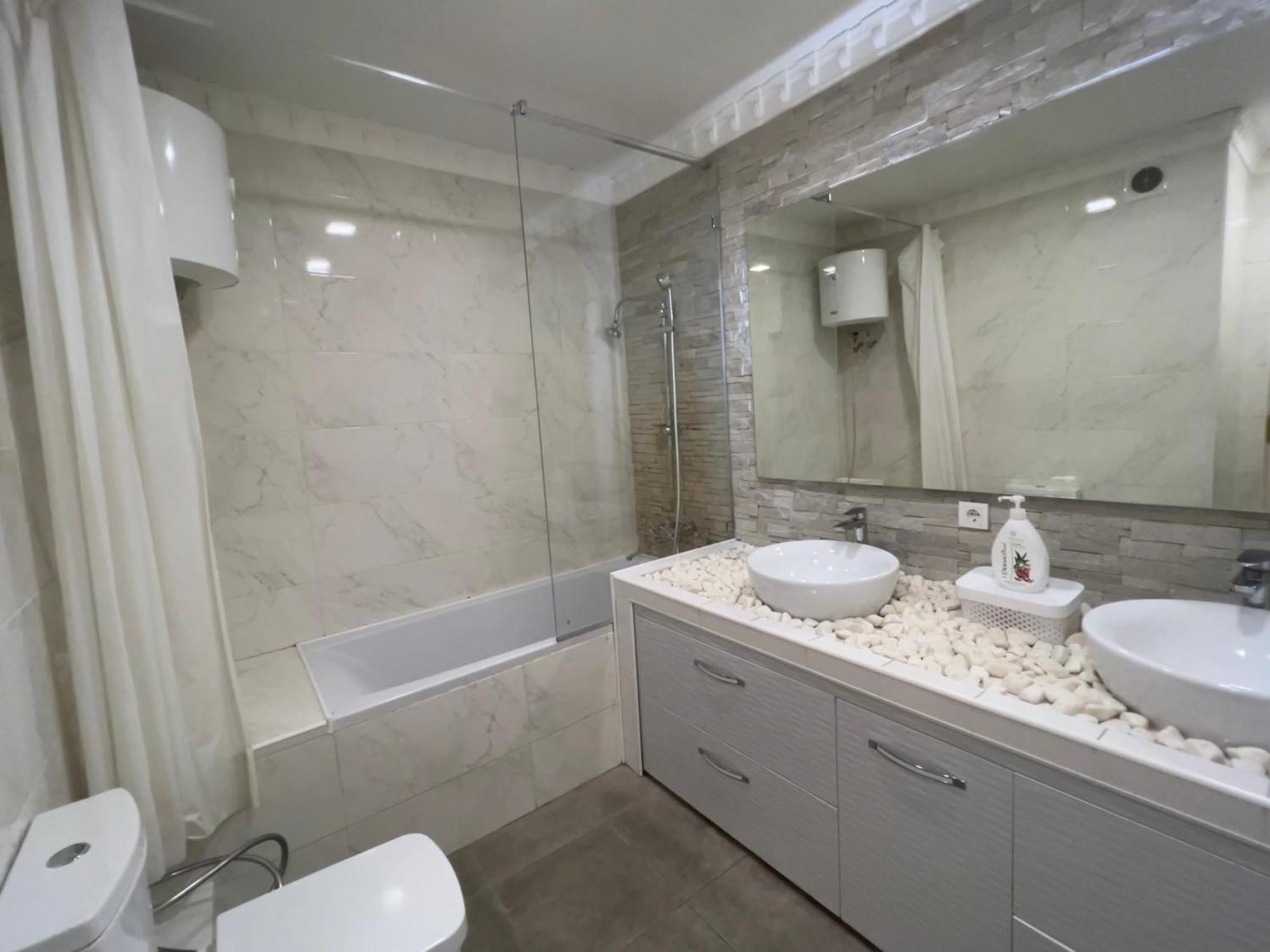 2 Bedrooms Heart Of City Center Chisinau Bagian luar foto