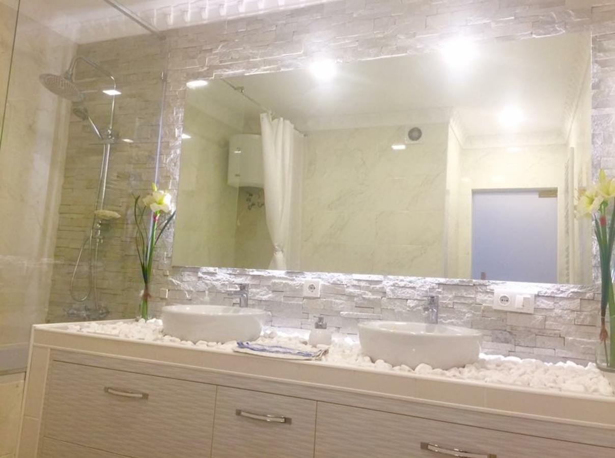 2 Bedrooms Heart Of City Center Chisinau Bagian luar foto